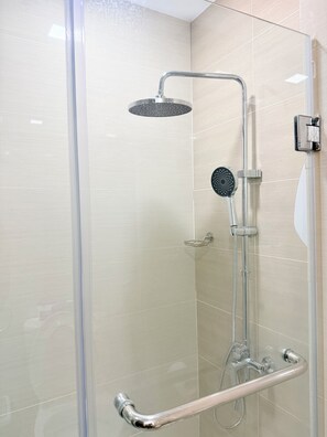 Douche, sèche-cheveux, bidet, serviettes fournies