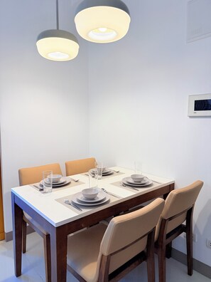 Dining - NEW! Spacious & Cozy Wifi 350Mbps Uptown BGC BackHome4 (Taguig)
