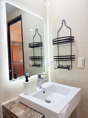 Shower, hair dryer, bidet, towels - NEW! Spacious & Cozy Wifi 350Mbps Uptown BGC BackHome4 (Taguig)