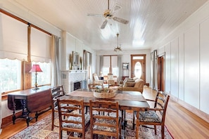 A dining room with a wooden table, chairs, and a chandelier. - Enchanting home with fireplace, full kitchen, patio, central AC, & washer/dryer (Fredericksburg)