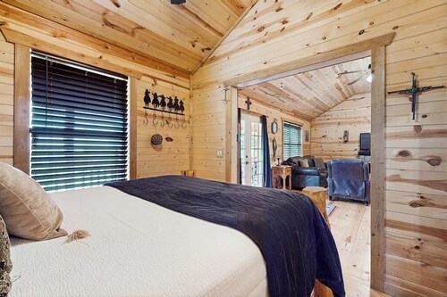 Dog-friendly gem on 11 acres w/valley views, deck, gas grill, fireplace