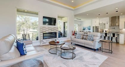 Luxury hill country home in Horseshoe Bay near Lake LBJ & golfing with gameroom
