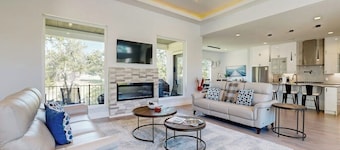 Luxury hill country home in Horseshoe Bay near Lake LBJ & golfing with gameroom