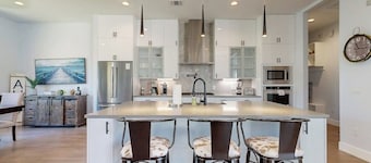 Luxury hill country home in Horseshoe Bay near Lake LBJ & golfing with gameroom