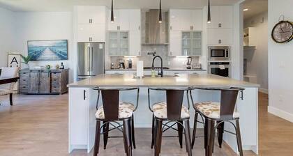 Luxury hill country home in Horseshoe Bay near Lake LBJ & golfing with gameroom