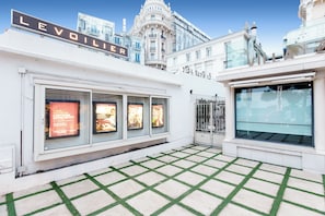 A building with a sign reading "LEVOILIER" and "VILLA". - 🏆 Premium Apartment "Centre Cannes & Dispo" - Lions Cannes 2026 (Cannes)
