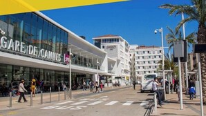 En modern byggnad med en glasfasad och en skylt med texten ”GARE DE CANNES”.