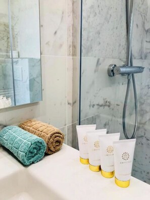 Hair dryer, towels, soap, toilet paper - 🏆 Premium Apartment "Centre Cannes & Dispo" - Lions Cannes 2026 (Cannes)