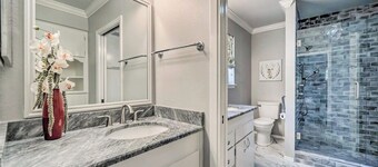 Snowbird-friendly house with game room, full kitchen, balcony, & W/D