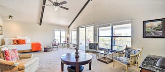 Snowbird-friendly house with game room, full kitchen, balcony, & W/D