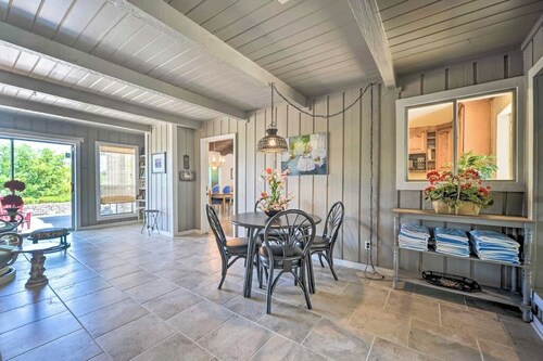 Snowbird-friendly house with game room, full kitchen, balcony, & W/D