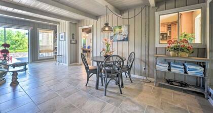 Snowbird-friendly house with game room, full kitchen, balcony, & W/D
