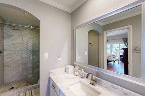 Douche, séchoir à cheveux, serviettes fournies