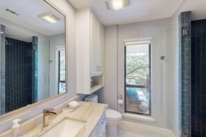 Bathroom - Waterfront, dog-friendly home with lake views, private boat lift & dock (Horseshoe Bay)