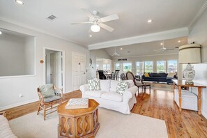 Living area - Lakeside, dog-friendly living with kayaks, boat ramp, pool table & Ping-Pong (Kingsland)
