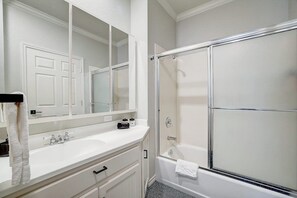 Bathroom - Lakeside, dog-friendly living with kayaks, boat ramp, pool table & Ping-Pong (Kingsland)