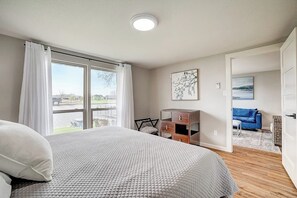 Room - Lakeside, dog-friendly living with kayaks, boat ramp, pool table & Ping-Pong (Kingsland)