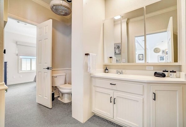 Bathroom - Lakeside, dog-friendly living with kayaks, boat ramp, pool table & Ping-Pong (Kingsland)