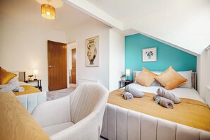 Ein Hotelzimmer mit Bett, Stuhl, Tür und Wand mit einem Bild.