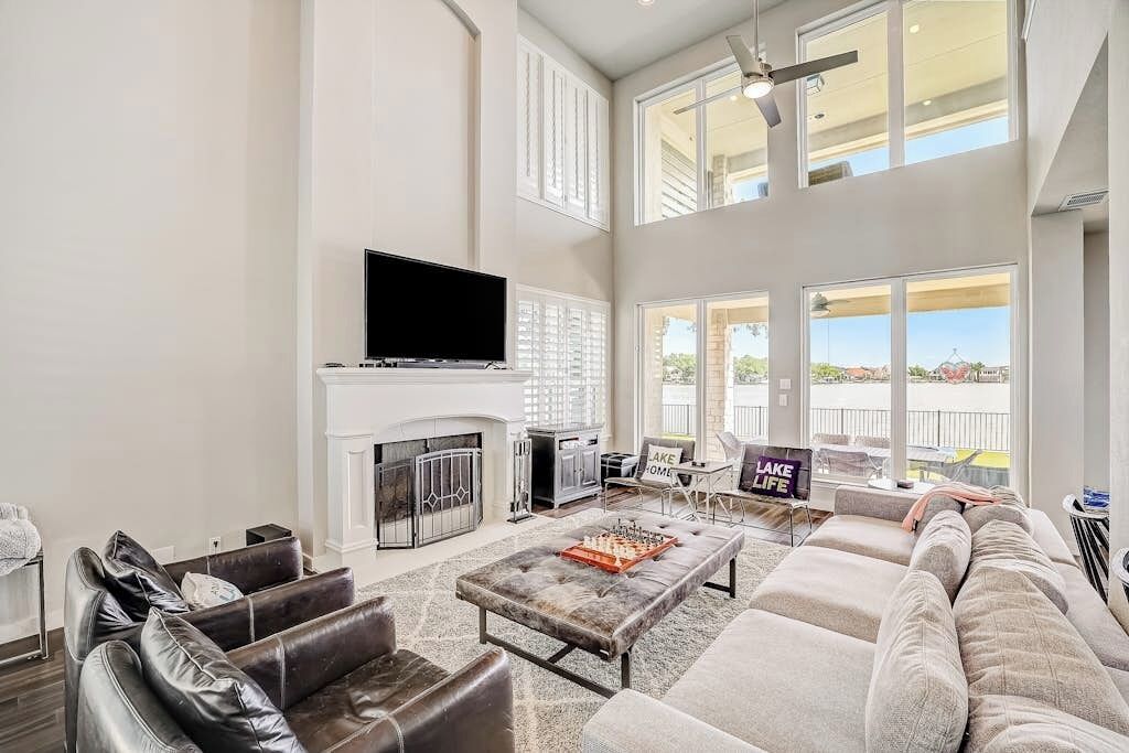 Smart TV, fireplace, table tennis