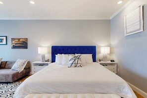 Room - Luxe lakefront retreat with private pool, spa, lakeside terrace, gourmet kitchen (Horseshoe Bay)