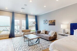 Living area - Luxe lakefront retreat with private pool, spa, lakeside terrace, gourmet kitchen (Horseshoe Bay)