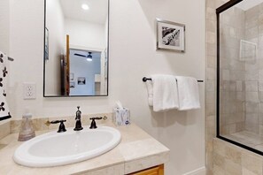 Bathroom - Luxe lakefront retreat with private pool, spa, lakeside terrace, gourmet kitchen (Horseshoe Bay)