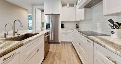Modern Horseshoe Bay Home | Pet- friendly | Yard