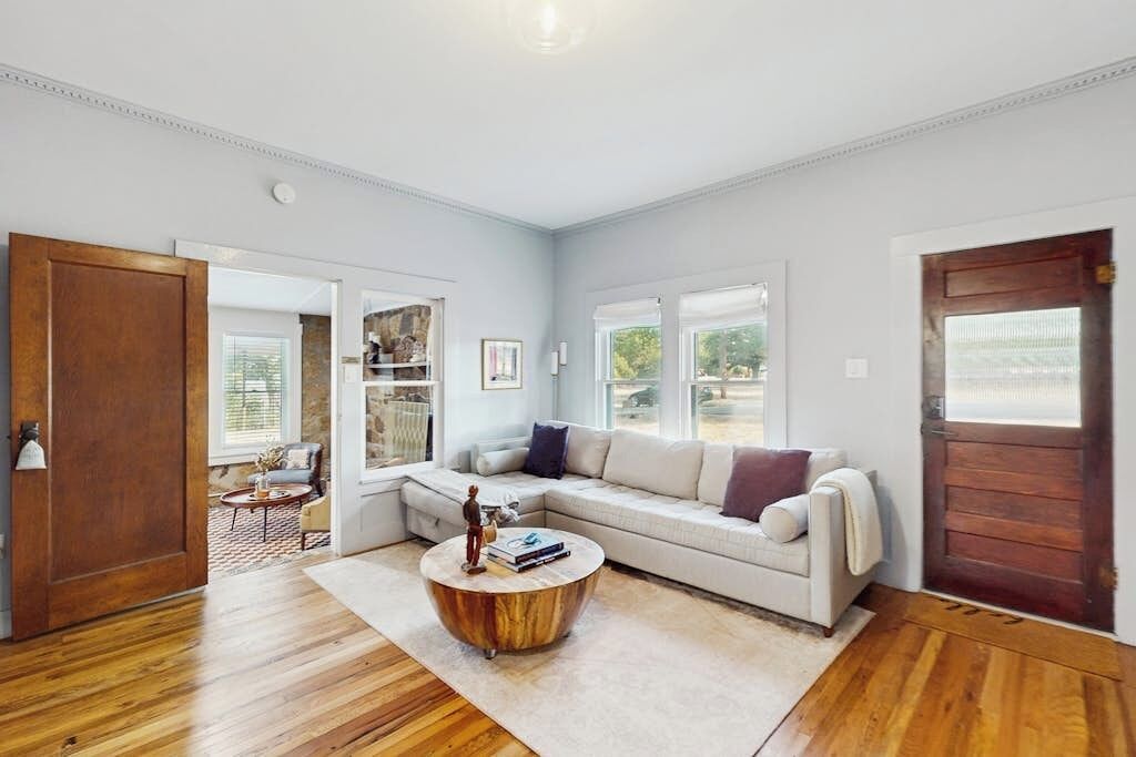Blue Haus With Hot Tub, Shuffleboard, Ev Charger - Walk To Town & Wineries - Johnson City, TX