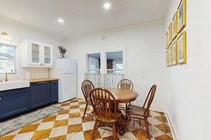 Dining - Blue Haus with hot tub, shuffleboard, EV charger - walk to town & wineries (Johnson City)