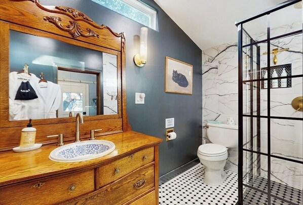 Bathroom - Blue Haus with hot tub, shuffleboard, EV charger - walk to town & wineries (Johnson City)