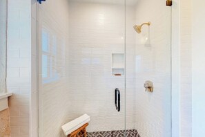 Bathroom - Historic home a block from Main St with hot tub, sauna, fast WiFi & firepit (Fredericksburg)