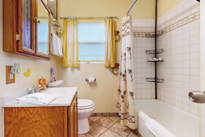 Ein Badezimmer mit Toilette, Waschbecken und Badewanne.