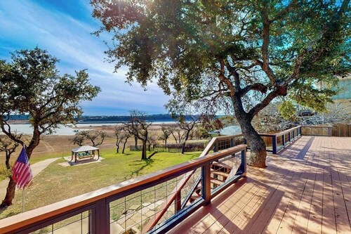 Waterfront home w/open layout kitchen, lg deck, W/D, Private dock with kayaks,