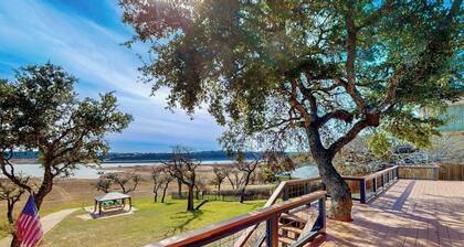 Waterfront home w/open layout kitchen, lg deck, W/D, Private dock with kayaks,