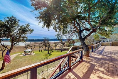 Waterfront home w/open layout kitchen, lg deck, W/D, Private dock with kayaks,