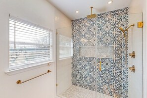 Bathroom - Waterfront home w/open layout kitchen, lg deck, W/D, Private dock with kayaks, (Lago Vista)