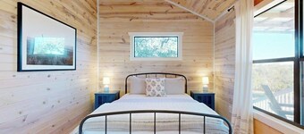 Tranquil farmstead with beautiful views of the country, fire pit