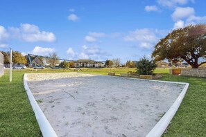 Property grounds - Stunning lakefront home w/ pickleball, shared pool & sand volleyball (Kingsland)