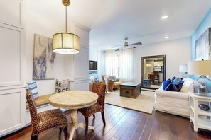 Smart TV - Water-view condo with balcony, smart TVs, Washer/Dryer and Pool (Horseshoe Bay)