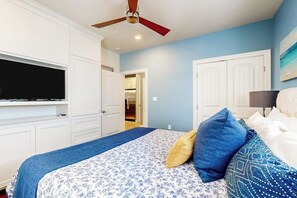 Room - Water-view condo with balcony, smart TVs, Washer/Dryer and Pool (Horseshoe Bay)