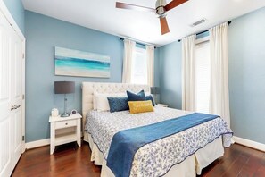 Free WiFi, bed sheets - Water-view condo with balcony, smart TVs, Washer/Dryer and Pool (Horseshoe Bay)