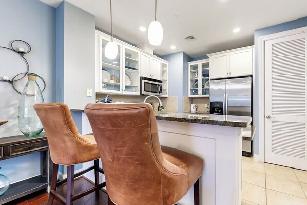 Private kitchen - Water-view condo with balcony, smart TVs, Washer/Dryer and Pool (Horseshoe Bay)
