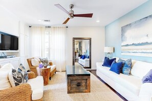 Smart TV - Water-view condo with balcony, smart TVs, Washer/Dryer and Pool (Horseshoe Bay)