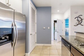 Interior - Water-view condo with balcony, smart TVs, Washer/Dryer and Pool (Horseshoe Bay)