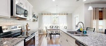 Cozy Lago Vista home with Private Pool table, mile from the stunning Lake Travis