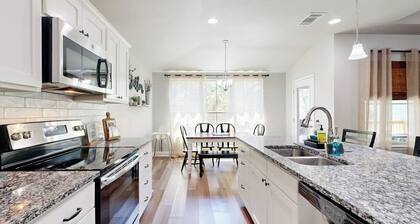 Cozy Lago Vista home with Private Pool table, mile from the stunning Lake Travis