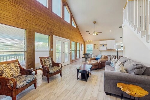 Waterfront house on Lake LBJ with private patio & dock with full kitchen, WIFI