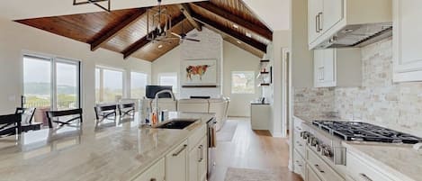 Réfrigérateur, four à micro-ondes, un four, surface de cuisson