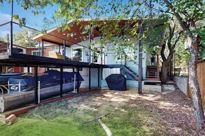Terrace/patio - Waterfront house on Lake LBJ with full kitchen, patio, pool table & dog-friendly (Granite Shoals)